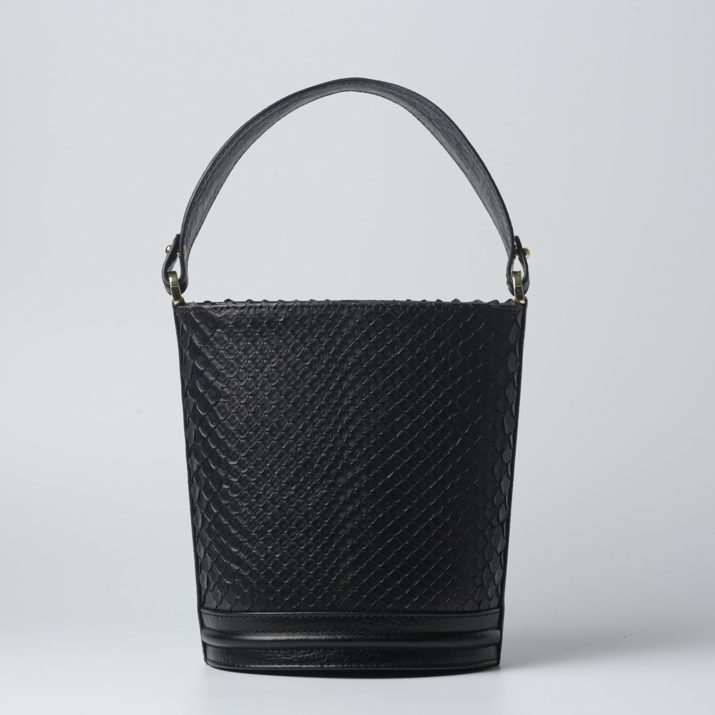 Cesta Bag made of 100% python and calfskin leather, luxury bucket handbag with gold details.