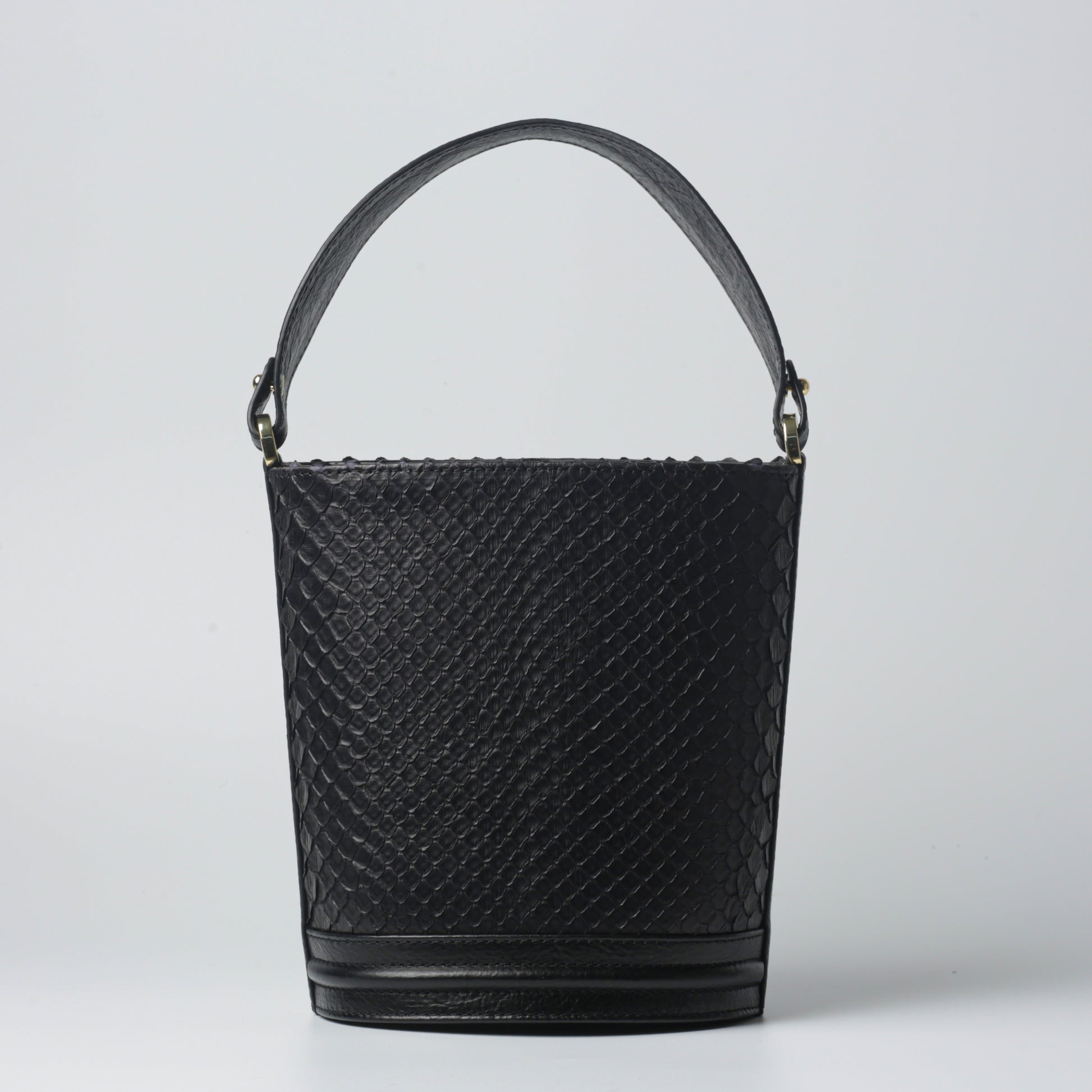 Cesta Bag made of 100% python and calfskin leather, luxury bucket handbag with gold details.